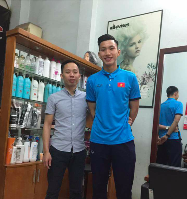 Đặt lên bàn cân độ "đỏm dáng" của các tuyển thủ U23 Việt Nam - 5 Văn Hậu tự tin với kiểu tóc under cut vuốt ngược
