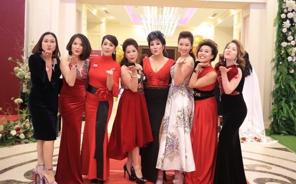 Hoa khôi Thu Hương đẹp rạng rỡ bất chấp tuổi tác - 8 Thu Hương và bạn bè tại sự kiện.