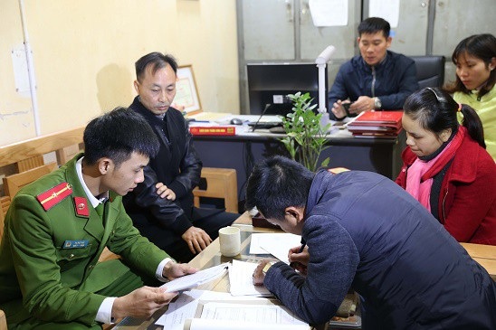 Bắt đối tượng truy nã người Trung Quốc tại Hải Dương - 1
Đối tượng bị bắt khi đang lẩn trốn tại địa bàn Chí Linh, Hải Dương (ảnh Website Công an tỉnh)