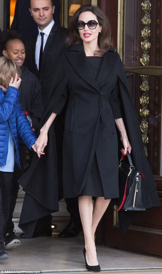 
Angelina Jolie đưa các con tham quan bảo tàng Louvre
