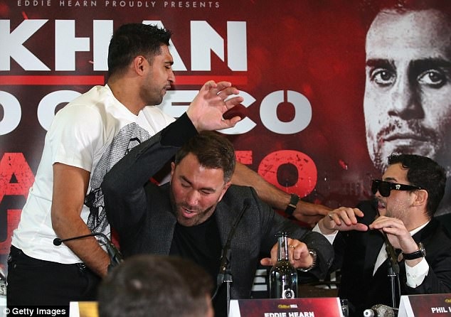 Họp báo suýt trở thành ẩu đả vì võ sĩ… hắt nước vào mặt nhau - 2 Trước đó, Phil đã có những lời bình luận về người vợ của Amir.