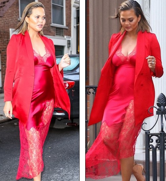 Chrissy Teigen hào hứng đón đứa con thứ 2 - 5
Dù bầu bí nhưng Chrissy Teigen vẫn rất xinh đẹp, gợi cảm, cô thừa nhận khi mang thai mình cảm thấy lười biếng hơn
