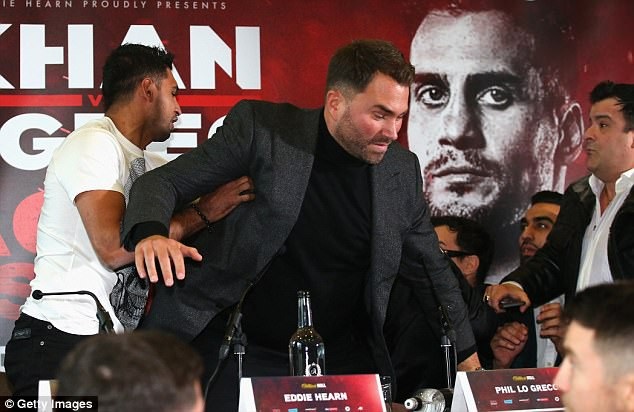 Họp báo suýt trở thành ẩu đả vì võ sĩ… hắt nước vào mặt nhau - 3 Người đàn ông cao lớn ngồi giữa hai võ sĩ và một số nhân viên an ninh đã nhanh chóng can thiệp để ngăn cách hai võ sĩ đang nổi nóng.