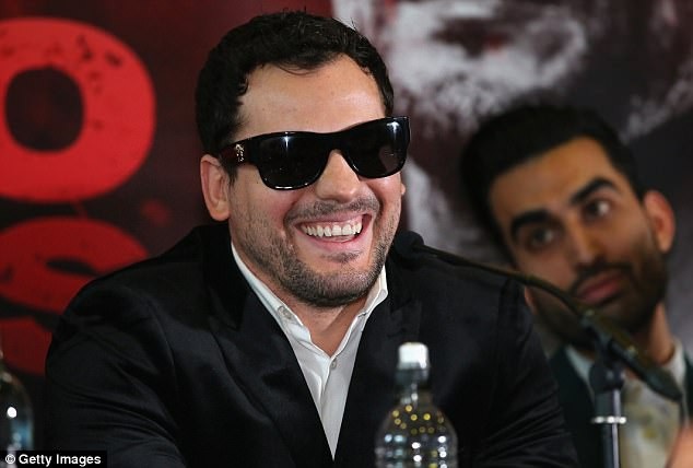 Họp báo suýt trở thành ẩu đả vì võ sĩ… hắt nước vào mặt nhau - 7 Võ sĩ người Canada - Phil Lo Greco - đã đề cập tới đời sống hôn nhân của đối thủ tại cuộc họp báo.