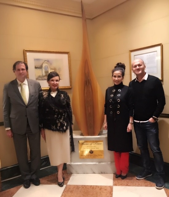 Cuộc đời chìm nổi của nữ “thuyền trưởng” Bệnh viện quốc tế Bumrungrad tại Việt Nam - 1 Chị Nguyễn Thanh Phương chụp ảnh lưu niệm với biểu tượng Flame of Peace tại Vienna, Áo cùng: Công chúa Herta Margarete Habsburg - Lothringen - Chủ tịch Hiệp hội Flame of Peace; Hoàng tử Sandor Habsburg - Lothringen - Phó Chủ tịch Hiệp hội Flame of Peace; Nhà thiết kế thời trang Patrick Phạm - Patrick Phạm Création