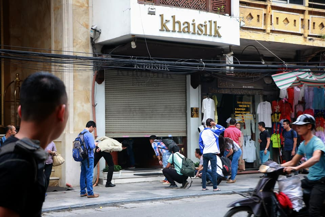 Vụ Khaisilk: Có đúng hai cán bộ quản lý thị trường Hà Nội chỉ bị hạ mức khen thưởng? - 1 Lãnh đạo Quản lý Thị trường, Bộ Công Thương khẳng định: Không dừng lại ở việc xử lý hạ mức khen thưởng 2 cán bộ QLTT Hà Nội vì vụ Khaisilk