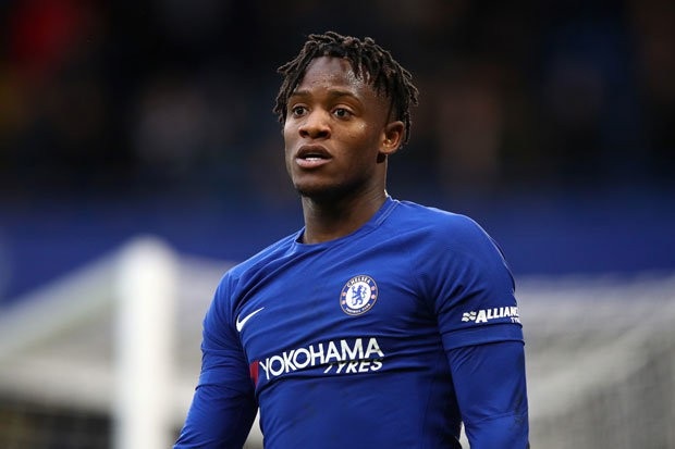 Nếu chiêu mộ được tiền đạo, Chelsea nhiều khả năng sẽ đẩy Batshuayi ra đi theo hợp đồng cho mượn. Nhiều khả năng, cầu thủ này sẽ cập bến Dortmund. Đây được xem là một mắt xích trong chuỗi domino sẽ được thực hiện trong ngày cuối “chợ Đông”.