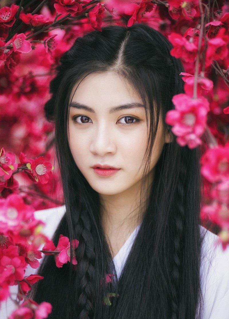 Miss Teen Nam Phương hóa Tiểu Long Nữ trong bộ ảnh mới - 8 Lý giải về biểu cảm xuyên suốt bộ ảnh, Nam Phương bộc bạch: “Tiểu Long Nữ từ nhỏ đã sống trong Cổ Mộ, lại được dạy dỗ nghiêm khắc bởi sư phụ nên rất ngây thơ nhưng lạnh lùng, ít nói, suy nghĩ lại chất phác, đơn thuần, thường thể hiện ra ngoài vẻ thờ ơ, có chút vô tình như gió thoảng nên thường không cười. Để diễn tả đúng thần thái đó mình không thể cười được”.