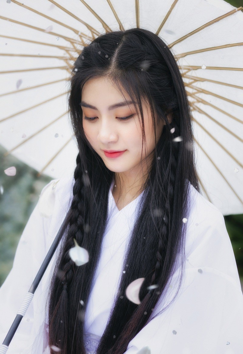 Miss Teen Nam Phương hóa Tiểu Long Nữ trong bộ ảnh mới - 5 Quán quân Ngôi sao tuổi teen còn có núm đồng tiền rất xinh xắn, thường hiện lên mỗi khi cô nở nụ cười. Nhưng với bộ ảnh lần này, Nam Phương dù không cười tỏa nắng nhưng lại khiến mọi người thương nhớ với thần thái biểu cảm lạnh lùng.