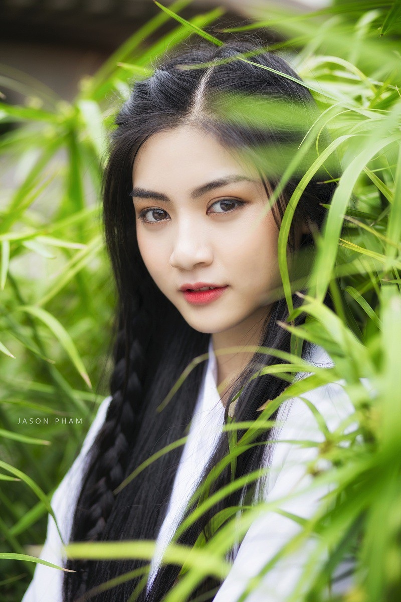 Miss Teen Nam Phương hóa Tiểu Long Nữ trong bộ ảnh mới - 4 Nhờ sở hữu gương mặt với những đường nét vô cùng thanh tú, làn da trắng ngần đậm nét Á Đông, cùng mái tóc đen dài thả buông thướt tha nên Nam Phương rất dễ hóa thân thành những nhân vật cổ trang xinh đẹp.