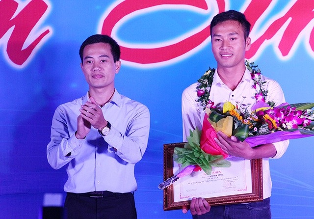 Nam sinh trả lại 320 triệu đồng được vinh danh Gương mặt trẻ Thủ đô 2017 - 1 Ngày 25/20/2017, anh Vũ Văn Hải - Phó Chủ tịch Hội Sinh viên thành phố Hà Nội (bên trái ảnh) tặng bằng khen “Đã có hành động đẹp nhặt được của rơi trả lại người mất” cho Huy Cảng (bên phải ảnh).