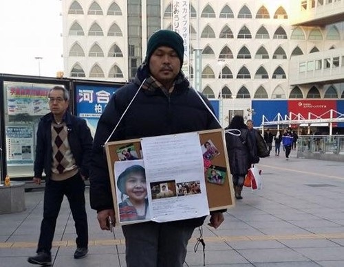 Anh Lê Anh Hào, cha bé Nhật Linh thu thập chữ khí ở ga tàu điện ngầm. (Ảnh: Facebook/ Nguyễn Thị Nguyên)