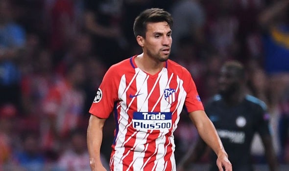 Nicolás Gaitán đã mất vị trí ở Atletico Madrid mùa giải này (mới chỉ đá chính 1 trận từ đầu mùa). Anh đang rất muốn ra đi trong bối cảnh World Cup 2018 đang tới gần. Thế nhưng, trong cả kỳ chuyển nhượng Gaitan vẫn chưa thể ra đi dù nhận được sự quan tâm của nhiều CLB như Boca , Inter , Sporting Lisbon, Fenerbahce.