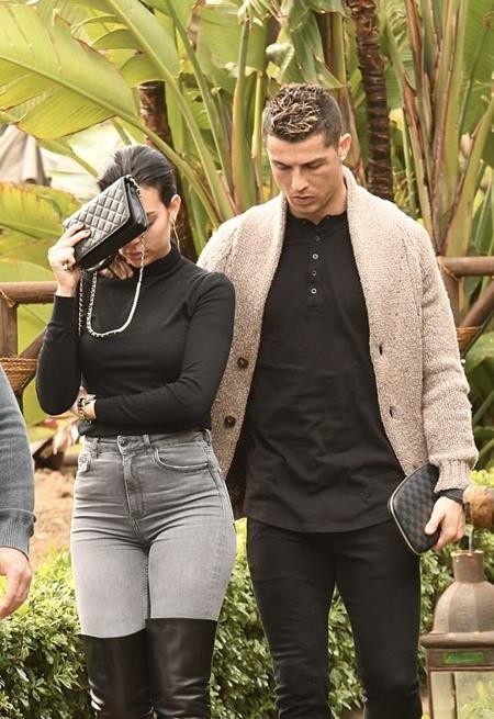 Bạn gái C.Ronaldo bất ngờ chụp hình thân thiết bên trai lạ - 3 C.Ronaldo cũng đã tổ chức sinh nhật cho bạn gái
