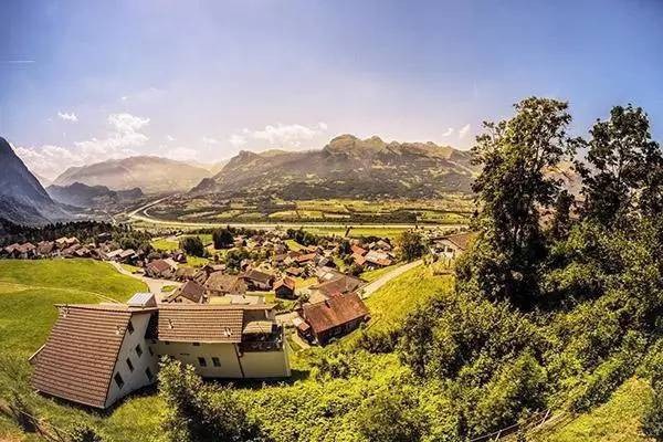Do nằm giữa hai nước Thụy Sĩ và Áo nên Liechtenstein sở hữu vẻ đẹp trù phú của cả hai quốc gia