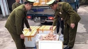 Vận chuyển một lượng lớn thực phẩm nhập lậu, 3 trường hợp bị xử phạt hơn 100 triệu đồng - 1 Thực phẩm bẩn bị lực lượng chức năng phát hiện, thu giữ (ảnh minh họa)