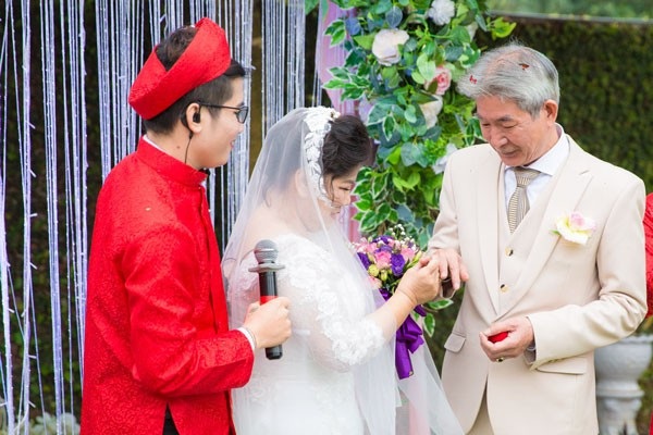 NSND Thanh Hoa bật khóc trong lần đầu mặc váy cô dâu ở tuổi 68 - 2 NSND Thanh Hoa trao nhẫn cưới cho người bạn đời , nghệ sĩ xiếc Tôn Thất Lợi.