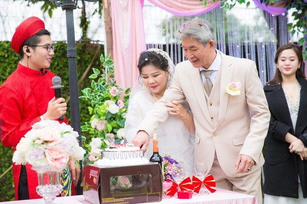 NSND Thanh Hoa bật khóc trong lần đầu mặc váy cô dâu ở tuổi 68 - 3 Cặp vợ chồng nghệ sĩ cắt bánh cưới.