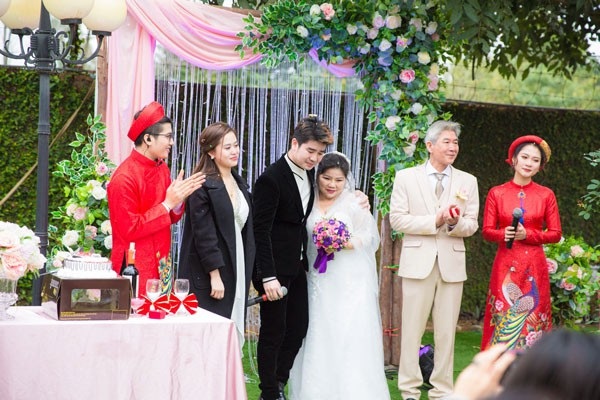 NSND Thanh Hoa bật khóc trong lần đầu mặc váy cô dâu ở tuổi 68 - 6 Những hình ảnh về lễ cưới của NSND Thanh Hoa được các nghệ sĩ chia sẻ trên facebook.