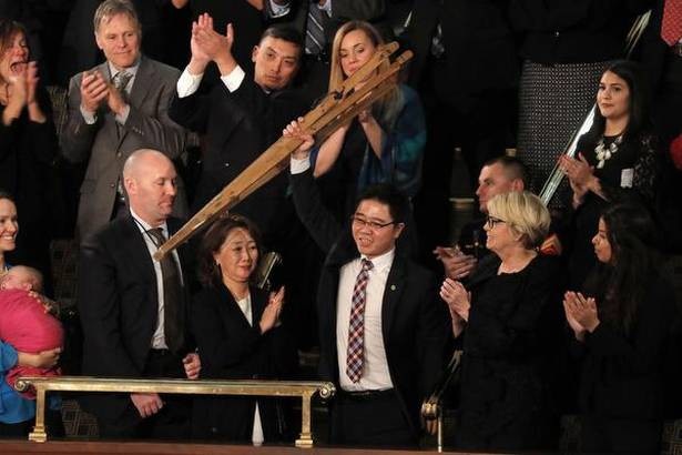 Người đào tẩu Triều Tiên làm khách mời đặc biệt của ông Trump trong Thông điệp Liên bang - 2
Ông Ji Seong-ho được vinh danh trong Thông điệp Liên bang đầu tiên của Tổng thống Donald Trump. (Ảnh: Getty)