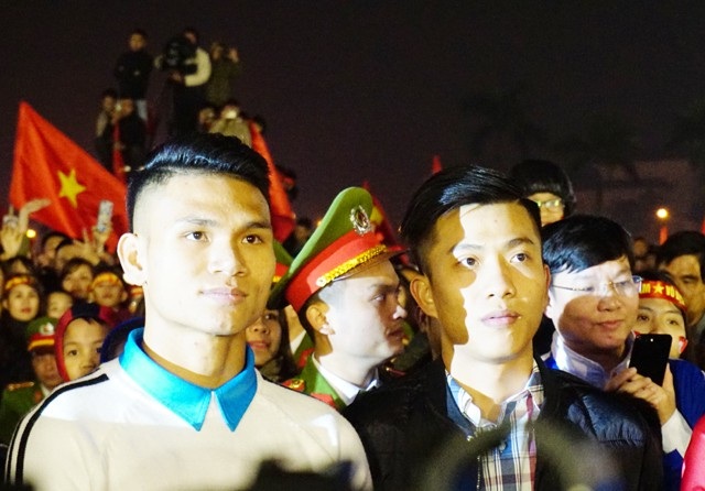 Xuân Mạnh "bật mí" hành động của thầy Park sau mỗi trận đấu - 2 Phạm Xuân Mạnh và Phan Văn Đức - 2 cầu thủ Sông Lam Nghệ An được huấn luyện viên Park Hang-seo triệu tập bổ sung vào đội tuyển U23 Việt Nam. Dù là người đến sau nhưng cả hai cầu thủ này đều không để thầy Park và người hâm mộ thất vọng