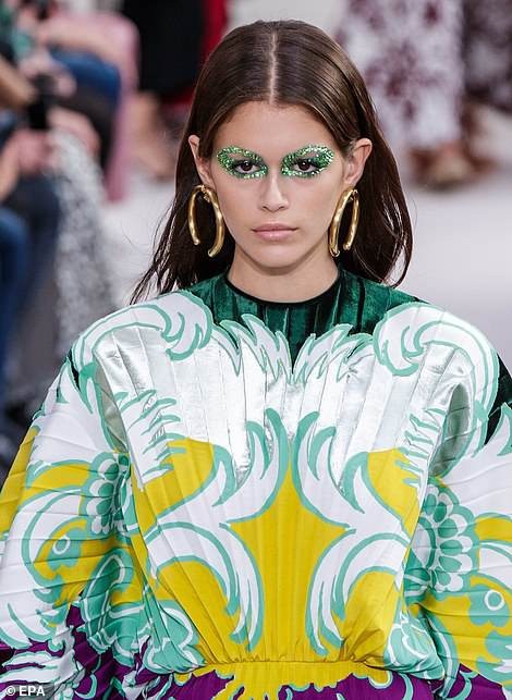 
Cô con gái 17 tuổi của siêu mẫu Cindy Crawford là gương mặt ấn tượng tại tuần lễ thời trang Paris
