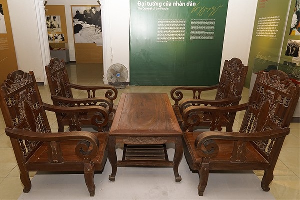 Triển lãm “Đại tướng Võ Nguyên Giáp với chiến khu Việt Bắc” - 3 Bộ bàn ghế được Đại tướng Võ Nguyên Giáp sử dụng để tiếp khách và làm việc tại ngôi nhà số 30 Hoàng Diệu, Hà Nội - Ảnh BTLSQSVN.