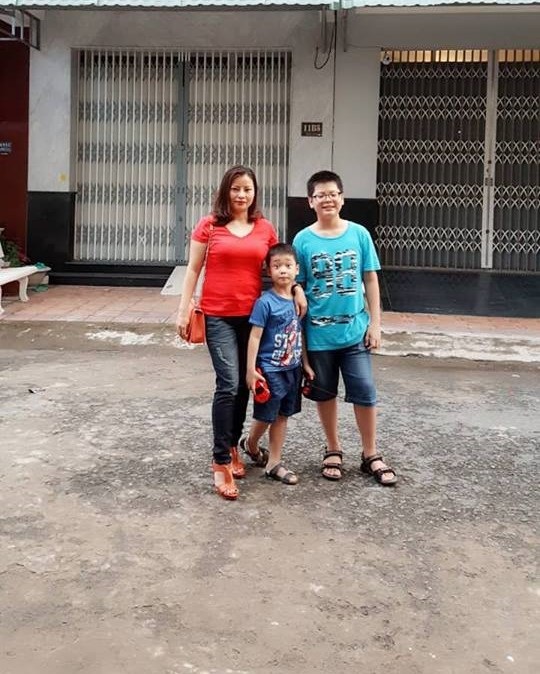 Do vợ có tài nấu nướng khéo nên chồng chị Toàn rất ít khi đi ăn hàng, trong các ngày lễ cả gia đình thường quây quần bên mâm cơm. Trong ảnh là chị Toàn chụp chung với hai người con trai.