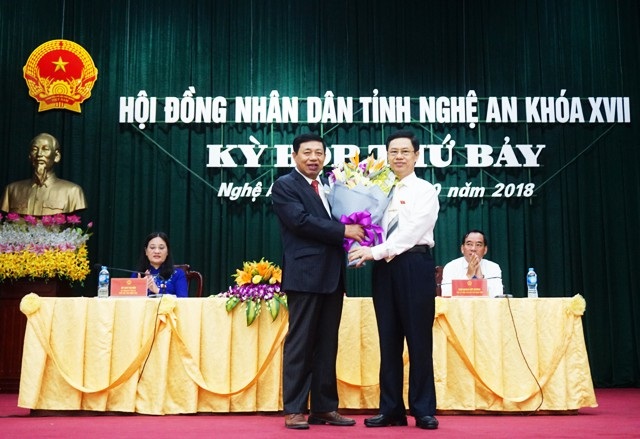Nghệ An bầu tân Chủ tịch UBND tỉnh 42 tuổi - 3 Chủ tịch HĐND tỉnh Nghệ An tặng hoa chúc mừng ông Nguyễn Xuân Đường đã hoàn thành nhiệm kỳ công tác của mình trên cương vị Chủ tịch UBND tỉnh. Ông Nguyễn Xuân Đường nghỉ hưu theo chế độ kể từ ngày 1/10/2018.