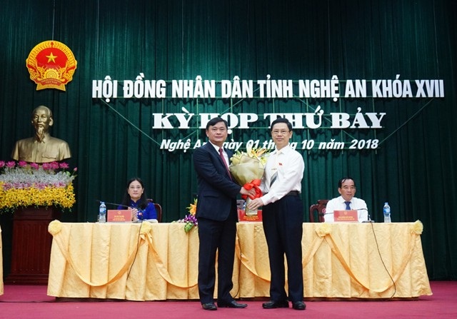 Nghệ An bầu tân Chủ tịch UBND tỉnh 42 tuổi - 2
Ông Nguyễn Xuân Sơn - Chủ tịch HĐND tỉnh Nghệ An (phải) tặng hoa chúc mừng ông Thái Thanh Quý được bầu giữ chức vụ Chủ tịch UBND tỉnh Nghệ An.