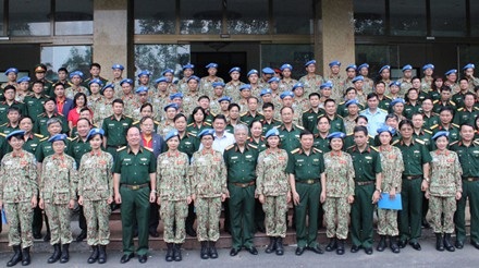 Lực lượng Gìn giữ Hòa bình Việt Nam lên đường làm nhiệm vụ quốc tế - 1 Thượng tướng Nguyễn Chí Vịnh và các đại biểu chụp ảnh với cán bộ, nhân viên Bệnh viện dã chiến cấp 2 số 1, sáng 29/9. (ảnh: Nguyên Hải)