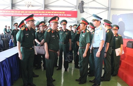 Lực lượng Gìn giữ Hòa bình Việt Nam lên đường làm nhiệm vụ quốc tế - 2 Thượng tướng Nguyễn Chí Vịnh kiểm tra công tác chuẩn bị cho Lễ xuất quân Bệnh viện dã chiến cấp 2 số 1 tại Sân bay Tân Sơn Nhất, sáng 29/9. (ảnh: Nguyên Hải).