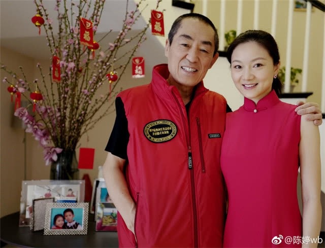 Người phụ nữ lặng lẽ sau những thành công của đạo diễn Trương Nghệ Mưu - 1
Trương Nghệ Mưu hạnh phúc bên vợ trẻ, Trần Đình Đình.