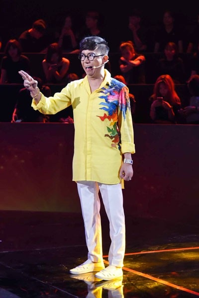 ... Long Nhật dọa chạy sang vả cho đàn em một cái.