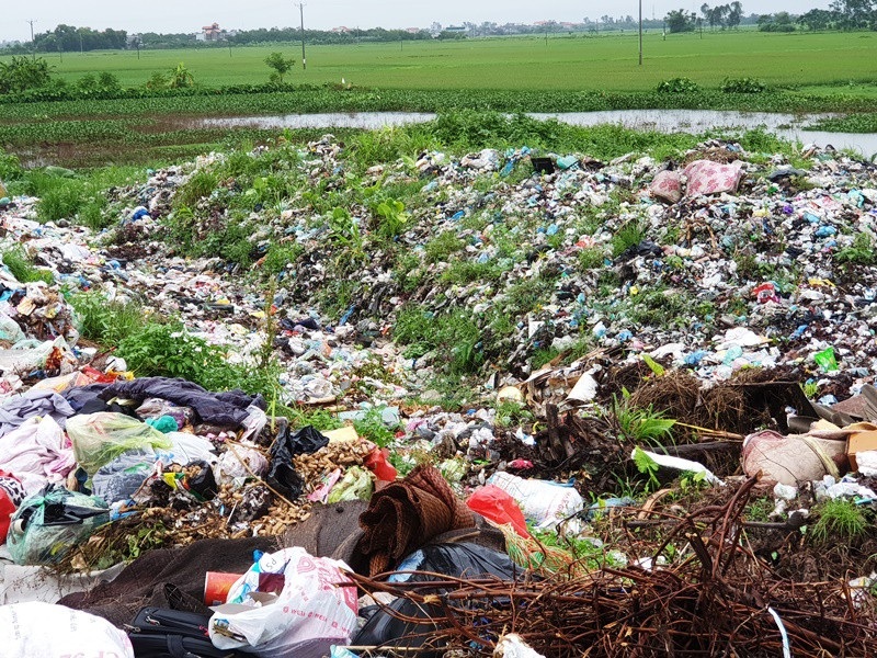 Rác thải ùn tắc ở bể trung chuyển gây ô nhiễm nghiêm trọng, dân lắc đầu ngao ngán! - Ảnh 2. Rác thải ùn tắc ở bể trung chuyển gây ô nhiễm nghiêm trọng, dân lắc đầu ngao ngán! - Ảnh 2.