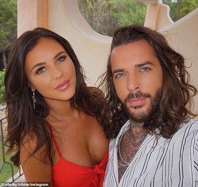 Vóc dáng gợi cảm của hoa hậu Anh - 4
Sau đó cô hẹn hò với cầu thủ bóng đá Danny Simpson và mới chia tay bạn trai Pete Wicks (ảnh)