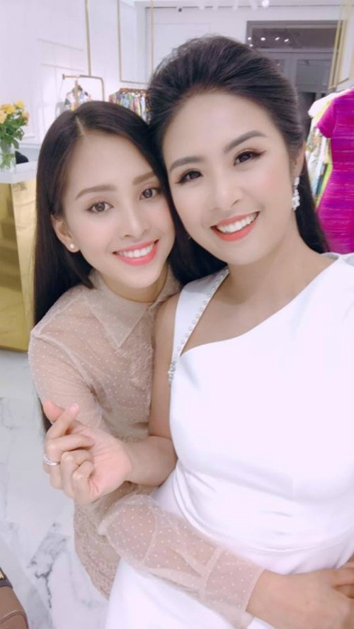 Hoa hậu Ngọc Hân và kí ức xúc động về nước Pháp của “cô bé không khá giả” - 1 Hoa hậu Ngọc Hân làm hướng dẫn viên du lịch Hà Nội cho Tiểu Vy trước khi tân Hoa hậu Việt Nam 2018 lên đường sang Pháp.