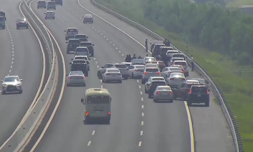 Ô tô “diễn xiếc” trên đường cao tốc, CSGT khó “tuýt còi”! - 1 Đoàn xe đám cưới dừng đỗ trên cao tốc Hà Nội - Hải Phòng để... chụp ảnh