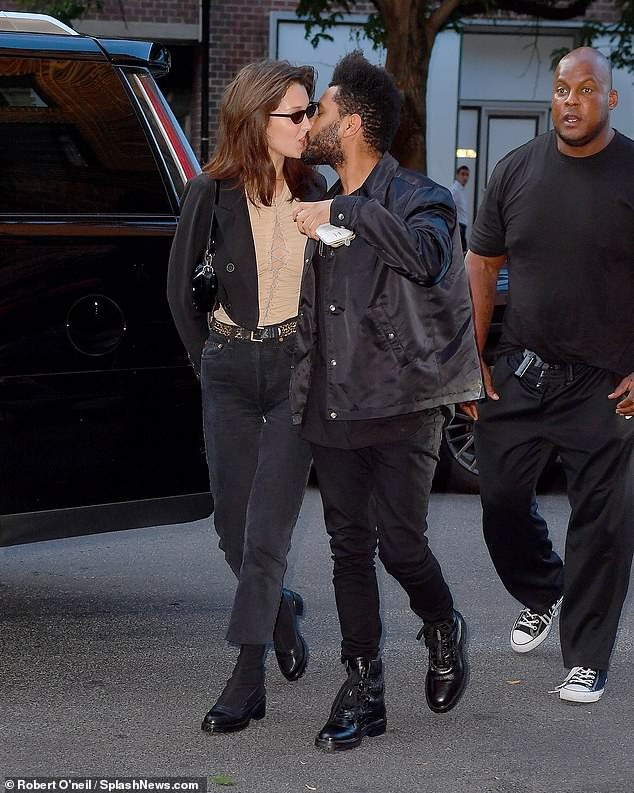 
Bella Hadid hạnh phúc hôn bạn trai The Weeknd trên đường phố New York ngày 9/10 vừa qua
