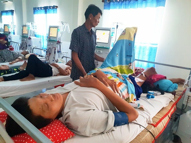 Người đàn ông cao hơn 2m ở Cà Mau không muốn kỷ lục, chỉ mong có tiền trị bệnh - 5 Bệnh của anh Trung cần điều trị lâu dài, trong khi gia cảnh hết sức khó khăn nên cần sự sẻ chia, giúp đỡ thêm của cộng đồng.