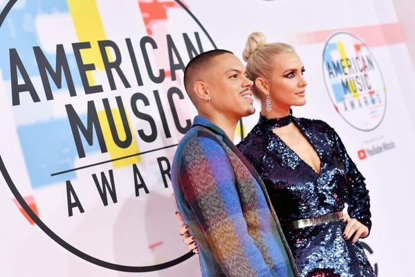 Jennifer Lopez trẻ trung, Heidi Klum bốc lửa dự lễ trao giải âm nhạc Mỹ - 45
Cô đẹp thanh lịch và tinh tế