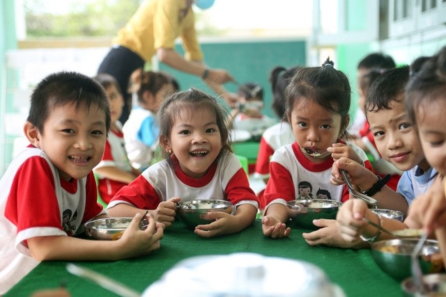 5 năm phổ cập giáo dục MN: Mỗi bữa ăn trưa của trẻ vùng khó khăn được thêm 5.000 đồng - 2
Bữa ăn trưa của trẻ mầm non đã được cải thiện rất nhiều (Ảnh: Hồng Hạnh)