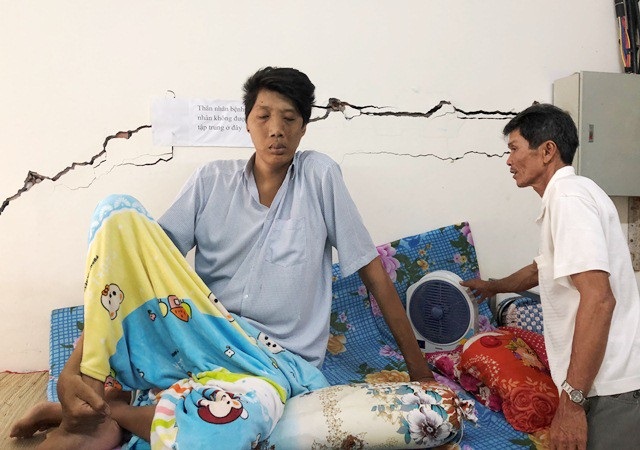 Người đàn ông cao hơn 2m ở Cà Mau không muốn kỷ lục, chỉ mong có tiền trị bệnh - 1
Anh Hồ Văn Trung đang điều trị bệnh tại Bệnh viện đa khoa tỉnh Cà Mau