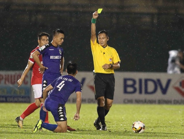 V-League 2018: Trọng tài vẫn là nỗi nhức nhối! - 1 Trọng tài Trần Văn Lập trong vụ bẻ còi đầy tai tiếng trên sân Bình Dương ở vòng 22 V-League