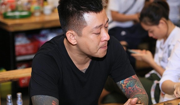 Ca sĩ Tuấn Hưng sẽ trả lại vé cho khán giả - 2 Tuấn Hưng bật khóc khi liveshow kỷ niệm 20 năm ca hát bị hủy sát giờ biểu diễn.