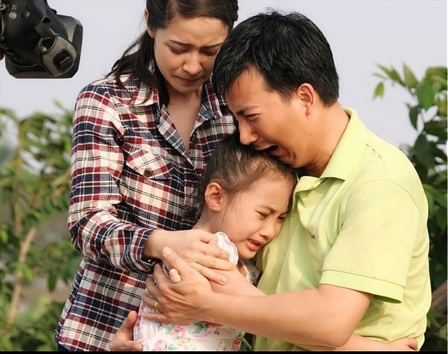 Bật mí thú vị về phim “mẹ chồng - nàng dâu” đang gây bão trên VTV - 3 Cảnh Quyên đưa con gái đi tìm gặp Quang gây xúc động với khán giả.