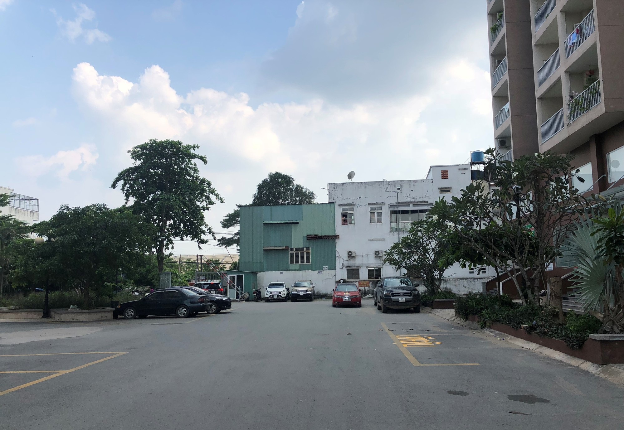 Hàng nghìn cư dân hốt hoảng bởi khu chung cư bất ngờ bị chính quyền chặn lối đi - Ảnh 2. Hàng nghìn cư dân hốt hoảng bởi khu chung cư bất ngờ bị chính quyền chặn lối đi - Ảnh 2.