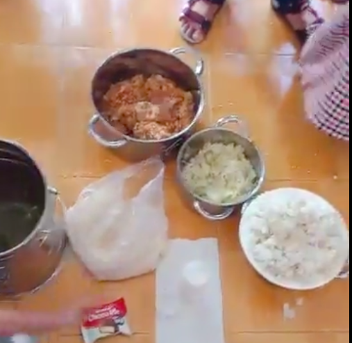 Phụ huynh "tố" trường cho trẻ mầm non ăn đầu cá, cơm mốc - 3
Bữa ăn của trẻ tại Trường mầm non Phú Mỹ (Bà Rịa Vũng Tàu) do phụ huynh quay lại có cơm bị mốc, thứ ăn là đầu cá. (Ảnh chụp từ clip)
