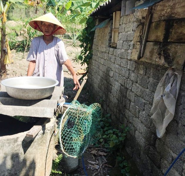 "Tượng đài" tình quân dân bất tử làm nên Truông Bồn lịch sử - 2
Bà Hồng chỉ nơi đào hầm tránh bom ngay dưới nhà mình.