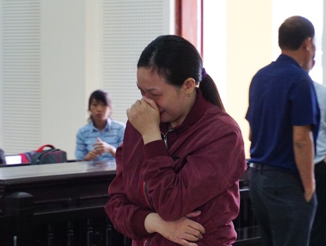 Khoe “có quan hệ” với lãnh đạo tỉnh để lừa nhận tiền xin việc - 1 Cao Thị Tâm bật khóc khi bị tuyên 9 năm tù.